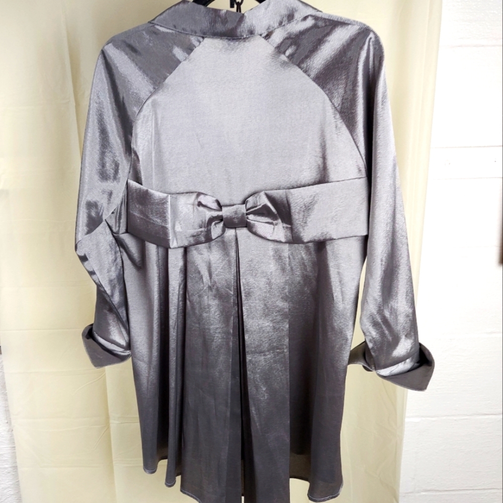 Blouse Pleated Back Detail HI Low Size Medium by Ravel
